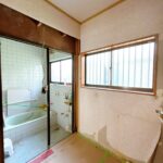 【リフォーム中／洗面室】（8/2撮影）洗面室は拡張予定です。洗面化粧台の新品交換、照明交換、建具交換を行います。