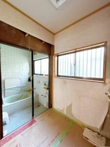 【リフォーム中／洗面室】（8/2撮影）洗面室は拡張予定です。洗面化粧台の新品交換、照明交換、建具交換を行います。
