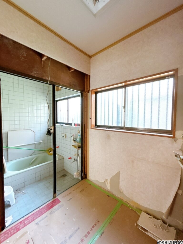 【リフォーム中／洗面室】（8/2撮影）洗面室は拡張予定です。洗面化粧台の新品交換、照明交換、建具交換を行います。