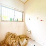 【リフォーム中／洗面室】（6/20撮影）洗面室は拡張予定です。洗面化粧台の新品交換、照明交換、建具交換を行います。
