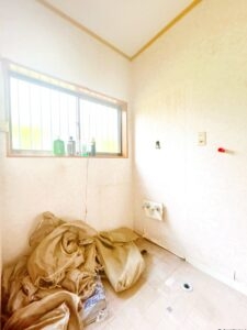 【リフォーム中／洗面室】（6/20撮影）洗面室は拡張予定です。洗面化粧台の新品交換、照明交換、建具交換を行います。