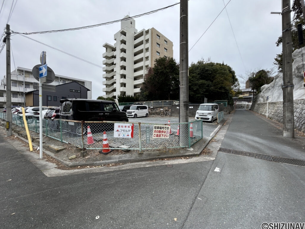 【敷地外駐車場】敷地外駐車場まで100m。1台13000円/月