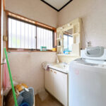 【リフォーム前／洗面室】洗面室は拡張予定です。洗面化粧台の新品交換、照明交換、建具交換を行います。