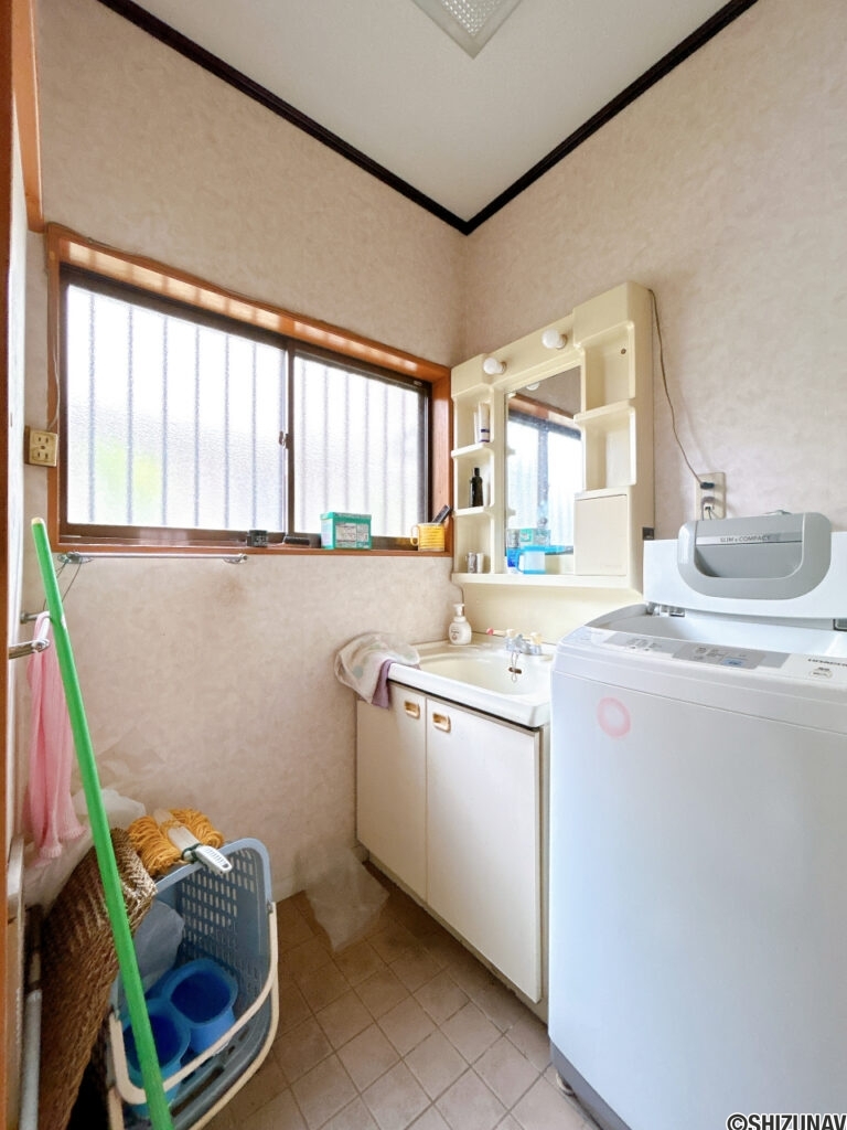 【リフォーム前／洗面室】洗面室は拡張予定です。洗面化粧台の新品交換、照明交換、建具交換を行います。