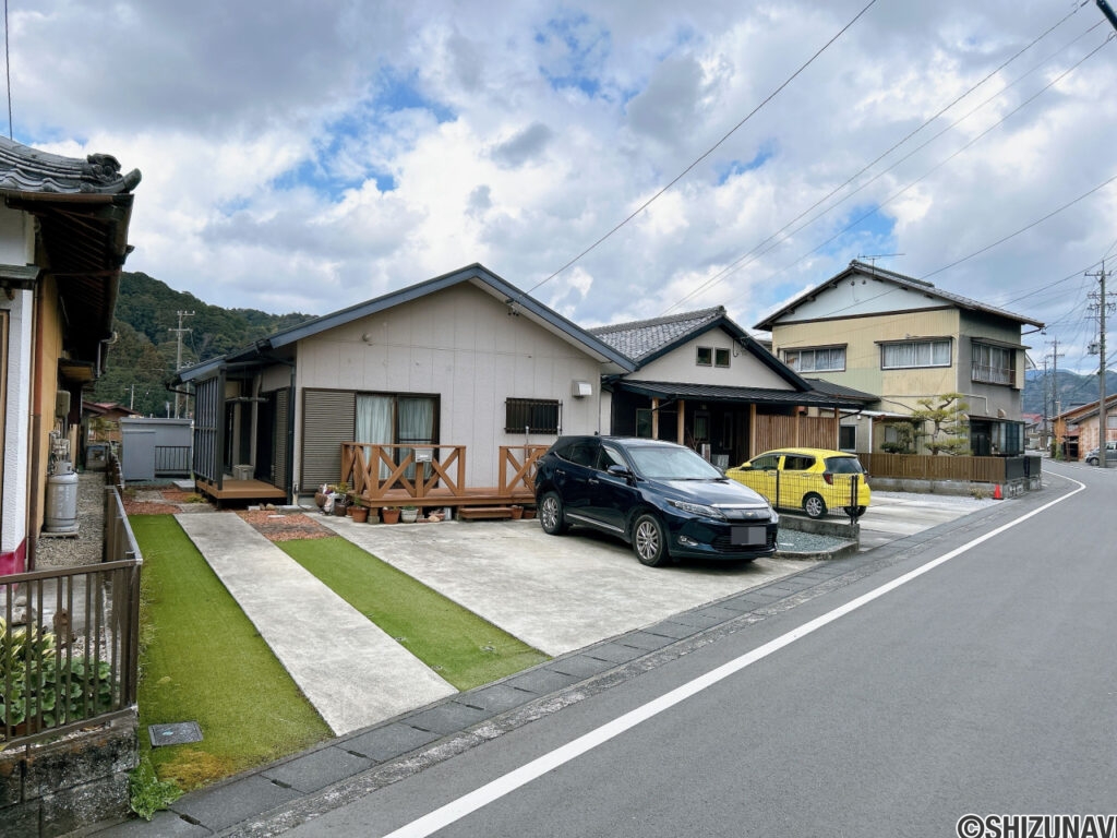 【外観】前面道路は一方通行なので、余裕をもって車の駐停車をしていただけます。