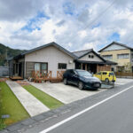 【外観】前面道路は一方通行なので、余裕をもって車の駐停車をしていただけます。