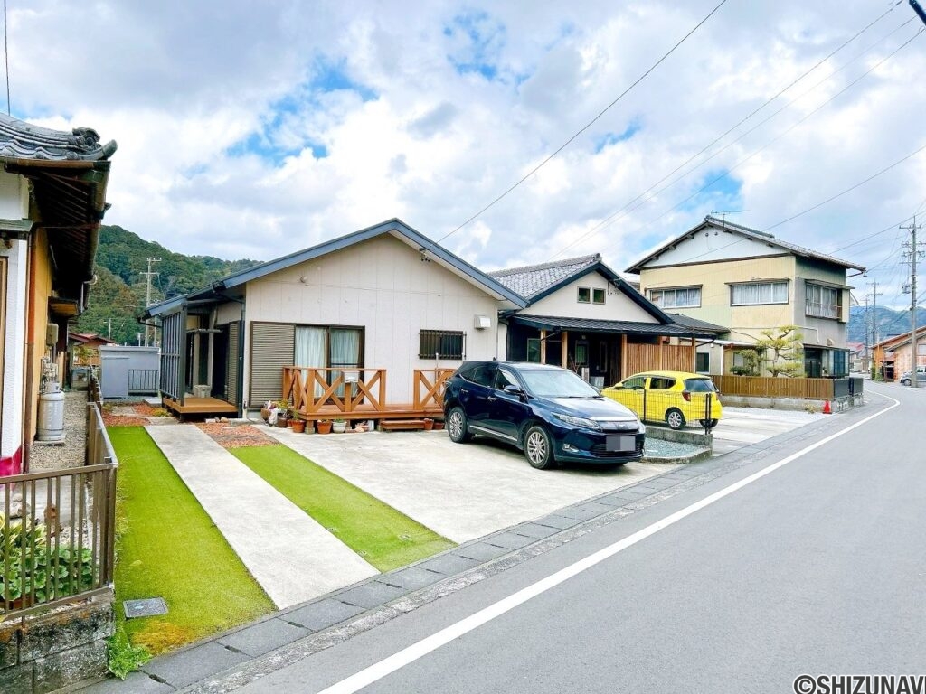 【外観】前面道路は一方通行なので、余裕をもって車の駐停車をしていただけます。