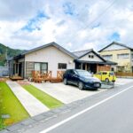 【外観】前面道路は一方通行なので、余裕をもって車の駐停車をしていただけます。