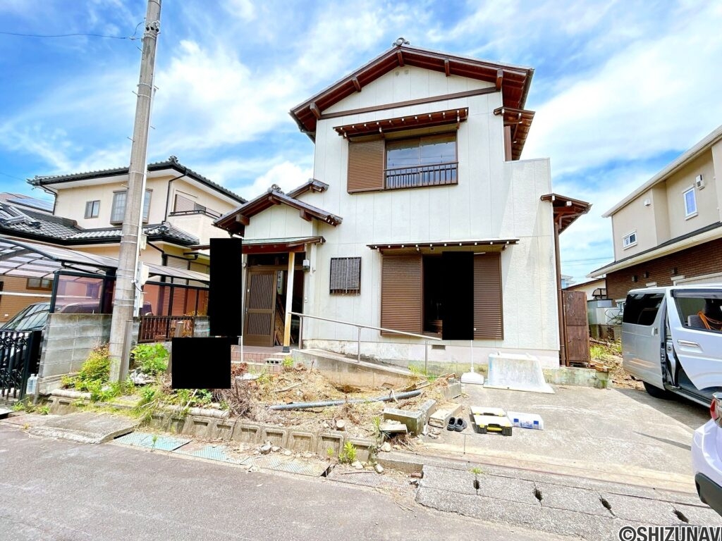【リフォーム中/外観】（7/11撮影）外壁塗装と駐車場造成を行います。軽自動車・コンパクトカー２台と横付け１台の計３台になる予定です。
