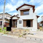 【リフォーム中/外観】（7/11撮影）外壁塗装と駐車場造成を行います。軽自動車・コンパクトカー２台と横付け１台の計３台になる予定です。