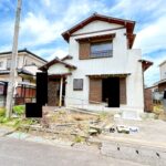 【リフォーム中/外観】（7/11撮影）外壁塗装と駐車場造成を行います。軽自動車・コンパクトカー２台と横付け１台の計３台になる予定です。