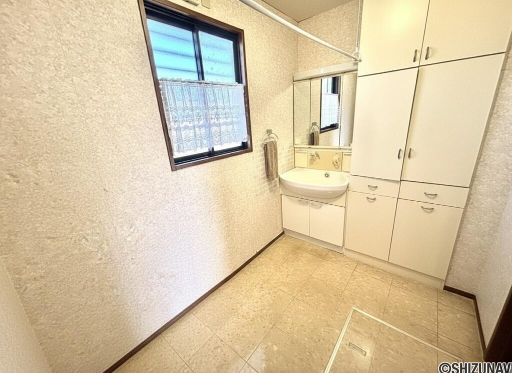 洗面所のお写真です。窓があるので、換気が良くなり湿気や臭い対策ができます。