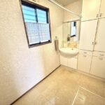 洗面所のお写真です。窓があるので、換気が良くなり湿気や臭い対策ができます。