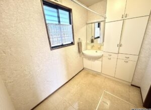 洗面所のお写真です。窓があるので、換気が良くなり湿気や臭い対策ができます。