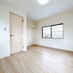 【リフォーム済/2階約6帖洋室】床はフローリング、壁と天井はクロスで仕上げました。新しい照明も設置し、収納スペースには枕棚とハンガーパイプを新設済みです。