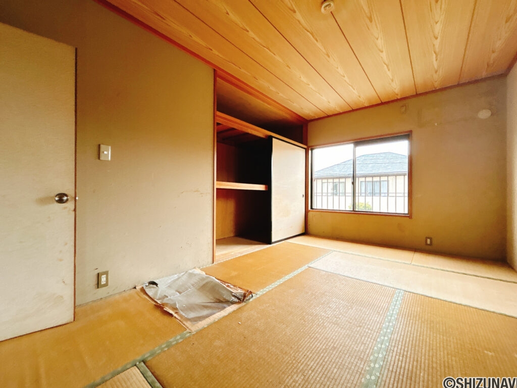 【リフォーム中/2階洋室】約7.5帖のお部屋です。現在は和室ですが、洋室へとリフォームいたします。フローリング張り、クロス張替、照明交換を行います。収納も豊富にございますので、ご夫婦の主寝室などにいかがでしょうか。