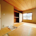 【リフォーム中/2階洋室】約7.5帖のお部屋です。現在は和室ですが、洋室へとリフォームいたします。フローリング張り、クロス張替、照明交換を行います。収納も豊富にございますので、ご夫婦の主寝室などにいかがでしょうか。