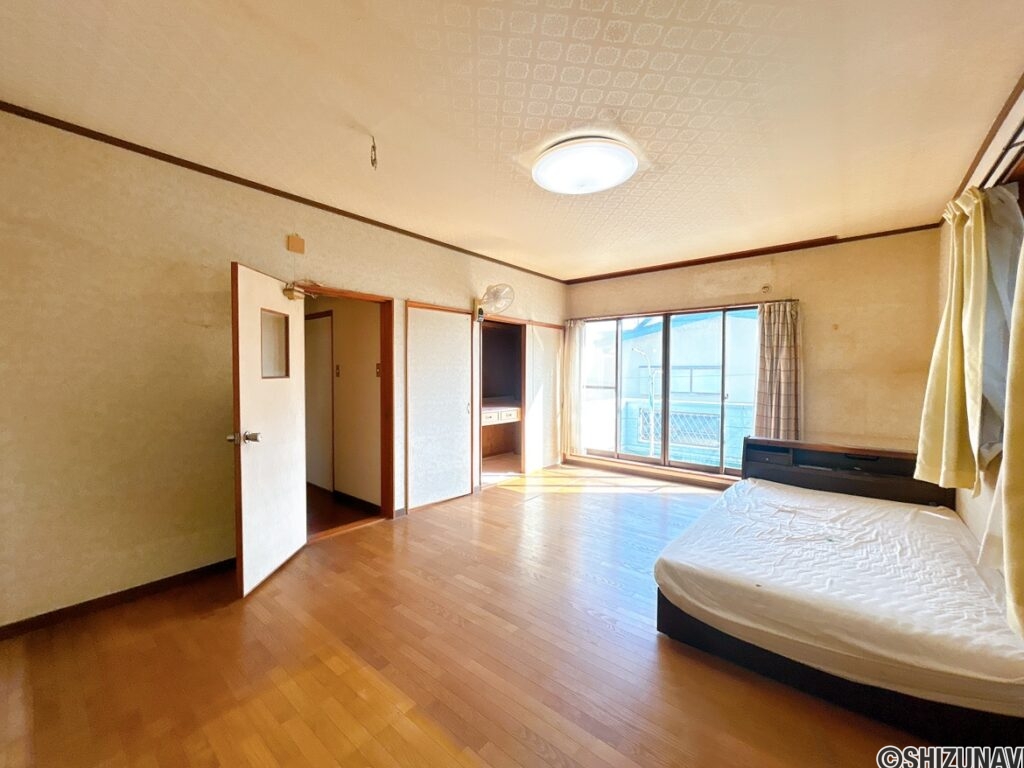 【2階洋室】壁紙の張替え、照明交換、フローリング上張り、建具交換を行います。