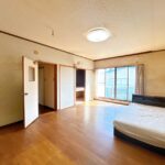 【2階洋室】壁紙の張替え、照明交換、フローリング上張り、建具交換を行います。