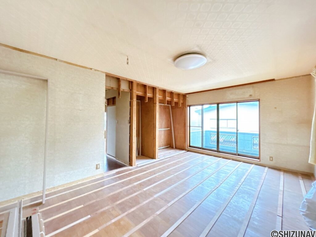 【リフォーム中（4/24）/2階洋室】壁紙の張替え、照明交換、フローリング上張り、建具交換を行います。