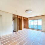 【リフォーム中（4/24）/2階洋室】壁紙の張替え、照明交換、フローリング上張り、建具交換を行います。