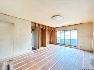 【リフォーム中（4/24）/2階洋室】壁紙の張替え、照明交換、フローリング上張り、建具交換を行います。