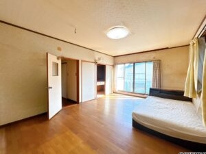 【2階洋室】壁紙の張替え、照明交換、フローリング上張り、建具交換を行います。