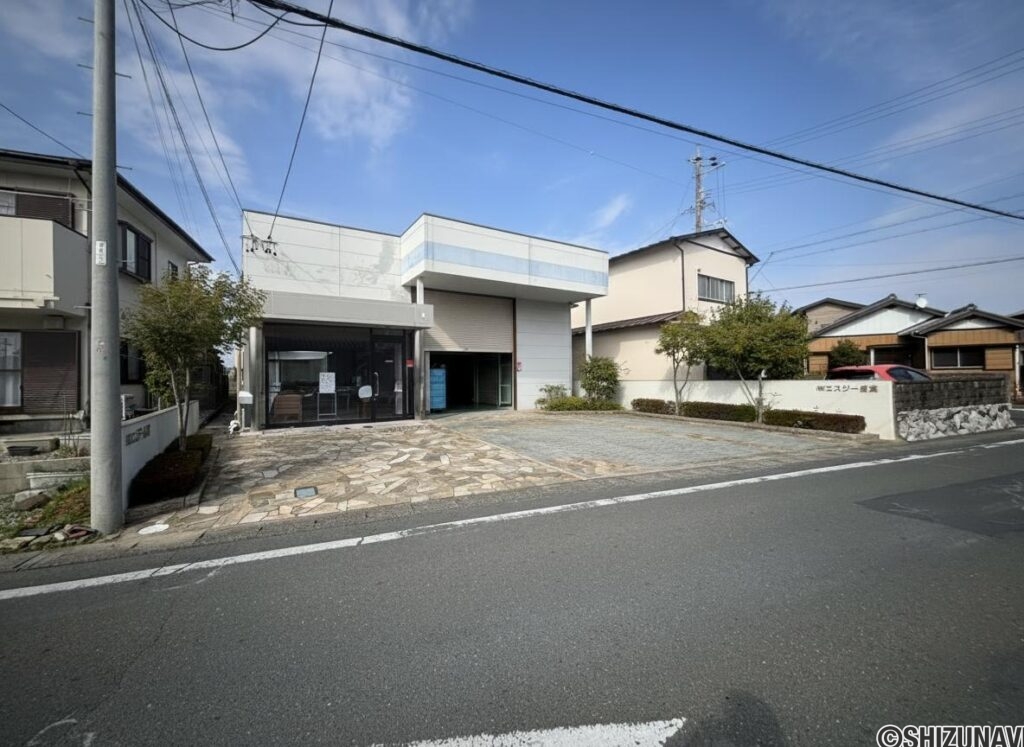 建物の外見のお写真です。ＡＩで車を削除してあります。