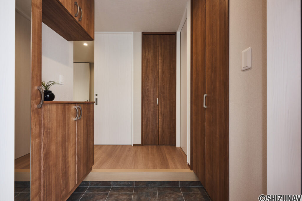 【A棟】深みのある木目で建具や収納を統一し、ヴィンテージモダンの世界観を玄関から演出。すっきりとした収納計画と、素材感を活かしたコーディネートで、住まいの第一印象にもこだわった空間に仕上げました。