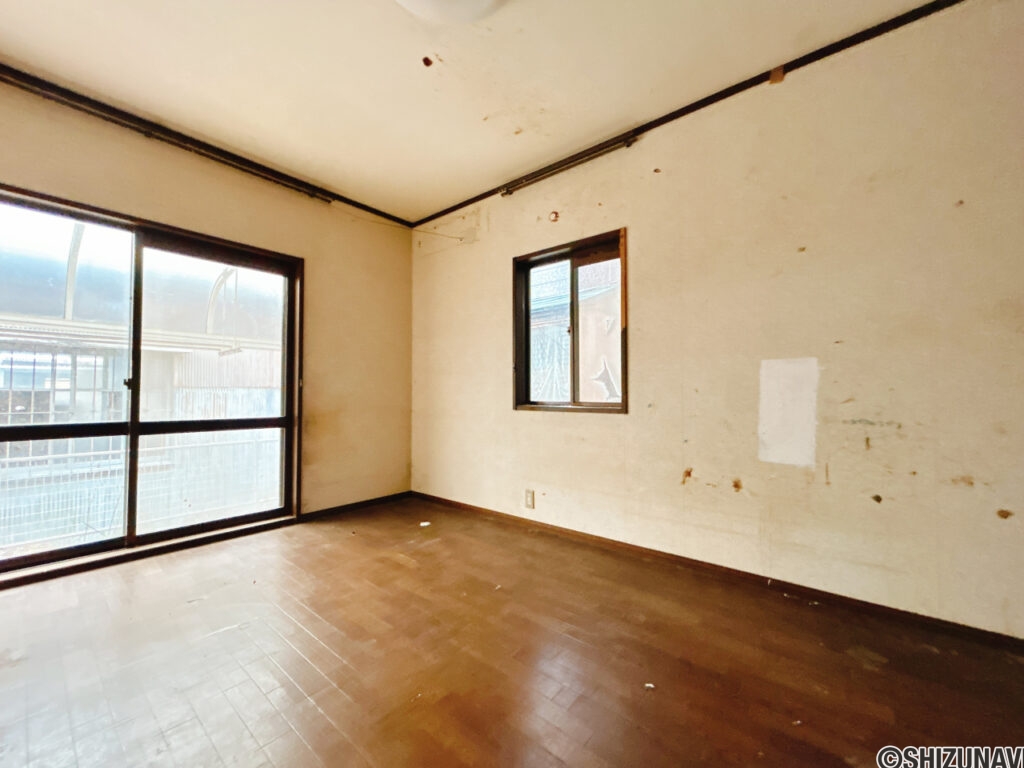 【リフォーム中/1階洋室】約7.5帖の洋室です。フローリング上張り、クロス張替、照明交換を行います。こちらの部屋にもクローゼットがございます。LDKの他に4部屋ございますので、1人1部屋の夢もかなえられそうですね。