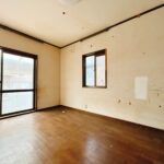 【リフォーム中/1階洋室】約7.5帖の洋室です。フローリング上張り、クロス張替、照明交換を行います。こちらの部屋にもクローゼットがございます。LDKの他に4部屋ございますので、1人1部屋の夢もかなえられそうですね。