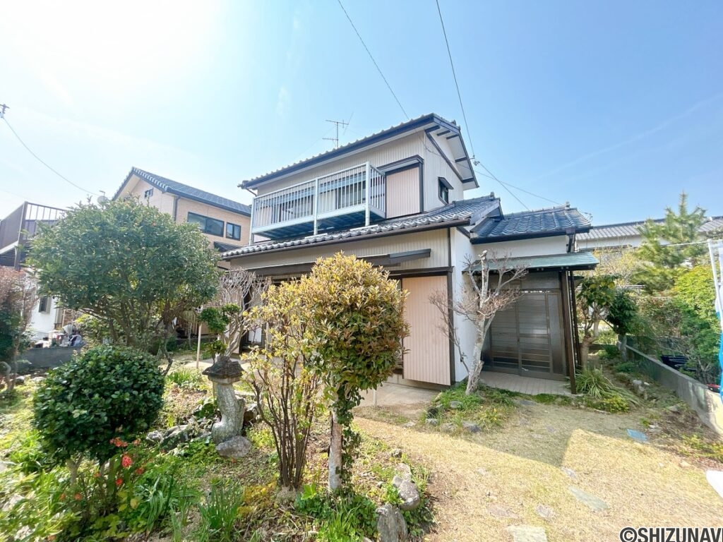 【外観】現在の庭部分を平坦にならし、砕石を敷いて駐車場に変更する予定です。