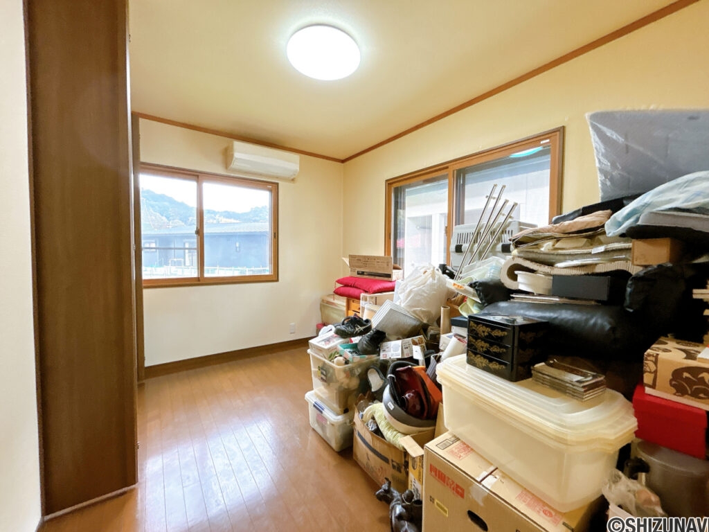 【1階北側洋室】残置物処分後、クリーニングを行います。こちらの部屋も全窓に内窓がついています。