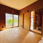 【リフォーム中/1階約5帖洋室（5/25撮影）】元はダイニングですが、居室に変更予定です。1階に1つ寝室にできるお部屋があると、お年を召してからは階段の上り下りをせずに生活ができます。