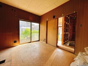 【リフォーム中/1階約5帖洋室（5/25撮影）】元はダイニングですが、居室に変更予定です。1階に1つ寝室にできるお部屋があると、お年を召してからは階段の上り下りをせずに生活ができます。