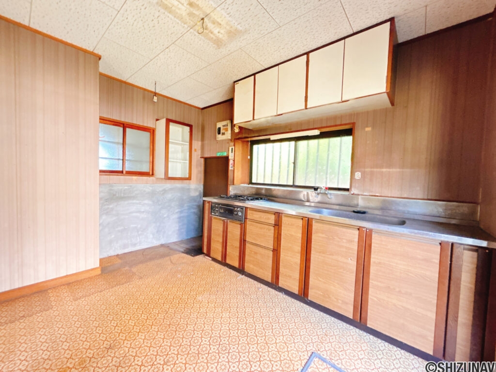 【リフォーム中/1階約5帖洋室（3/8撮影）】元はダイニングですが、居室に変更予定です。1階に1つ寝室にできるお部屋があると、お年を召してからは階段の上り下りをせずに生活ができます。