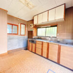 【リフォーム中/1階約5帖洋室（3/8撮影）】元はダイニングですが、居室に変更予定です。1階に1つ寝室にできるお部屋があると、お年を召してからは階段の上り下りをせずに生活ができます。