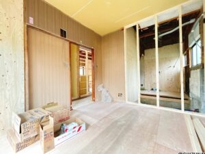 【リフォーム中/1階約5帖洋室（6/14撮影）】元はダイニングですが、居室に変更予定です。1階に1つ寝室にできるお部屋があると、お年を召してからは階段の上り下りをせずに生活ができます。