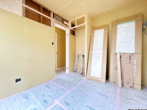 【リフォーム中/1階約5帖洋室（7/9撮影）】フローリング上張り、クロス張替え、建具交換、照明交換を行います。収納用に枕棚とハンガーパイプの設置を行います。