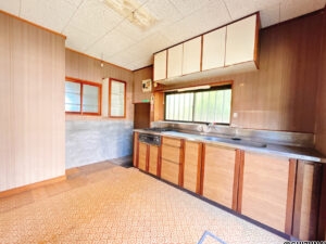 【リフォーム中/1階約5帖洋室（3/8撮影）】元はダイニングですが、居室に変更予定です。1階に1つ寝室にできるお部屋があると、お年を召してからは階段の上り下りをせずに生活ができます。