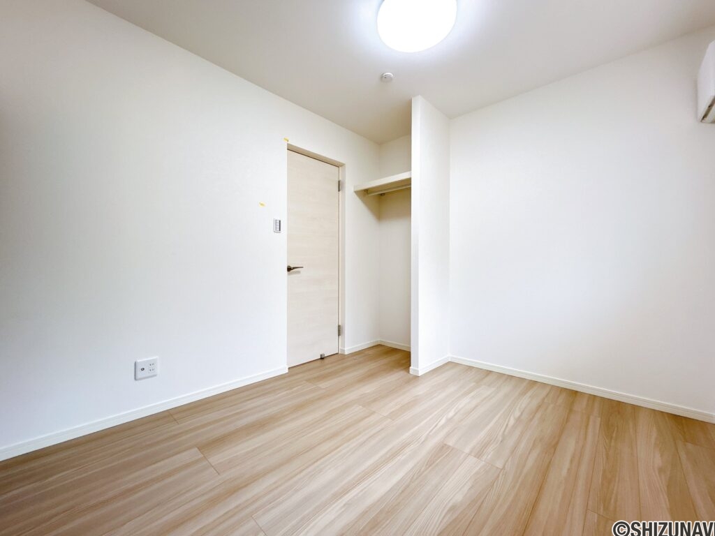 【リフォーム済/1階約5帖洋室】フローリング上張り、クロス張替え、建具交換、照明交換を行いました。収納用に枕棚とハンガーパイプを新設済みです。