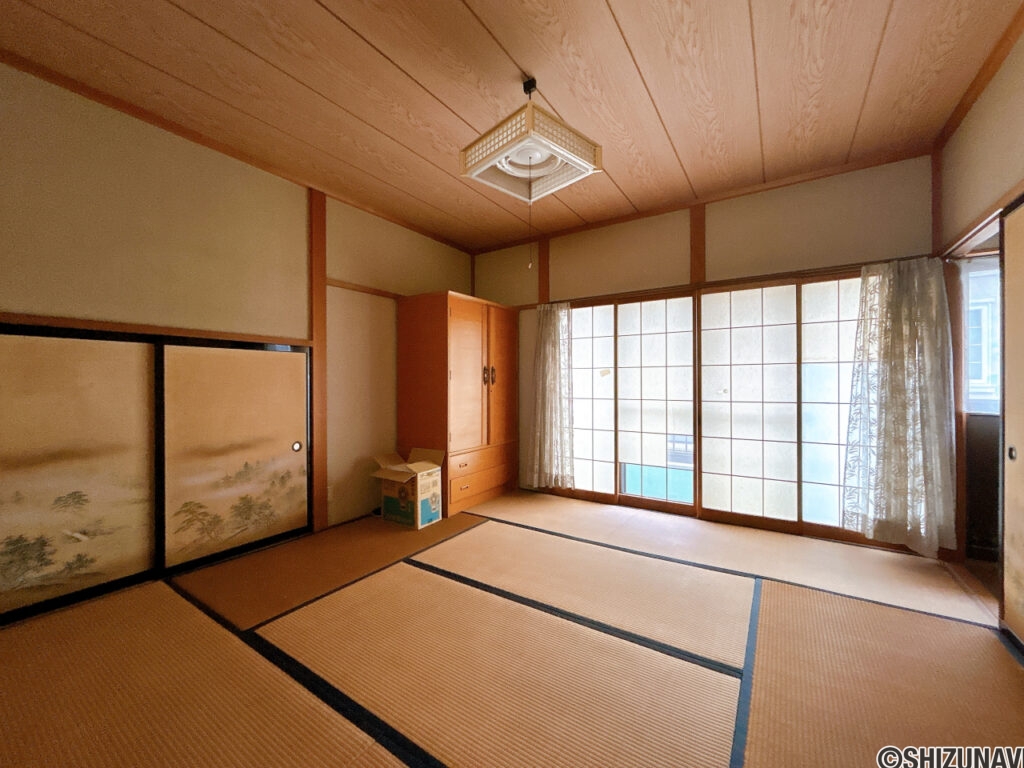 【リフォーム前／２階東側洋室】２階の和室はそれぞれ洋室に仕様変更いたします。フローリング張り、建具交換、クロス貼替え、照明設置を行います。