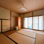 【リフォーム前／２階東側洋室】２階の和室はそれぞれ洋室に仕様変更いたします。フローリング張り、建具交換、クロス貼替え、照明設置を行います。