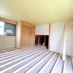 【リフォーム中／２階東側洋室】（7/11撮影）２階の和室はそれぞれ洋室に仕様変更いたします。フローリング張り、建具交換、クロス貼替え、照明設置を行います。