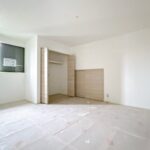 【リフォーム中／２階東側洋室】（9/6撮影）２階の和室はそれぞれ洋室に仕様変更いたします。フローリング張り、建具交換、クロス貼替え、照明設置を行います。