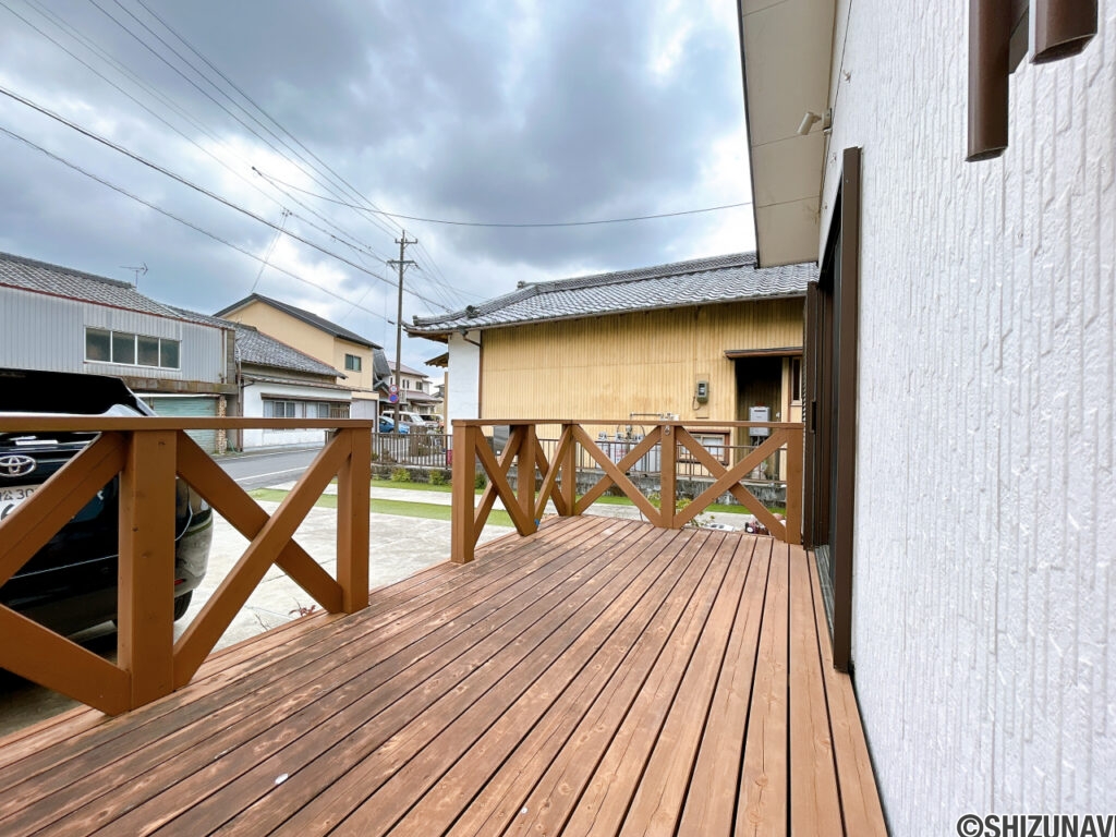 【ウッドデッキ】LDK南東側のウッドデッキです。駐車場側からも入ることが可能です。