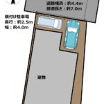 【区画図】普通車1台と軽自動車1台を停めていただけます。前面道路の交通量は少ないので、駐停車時も安心ですね。
