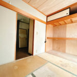 【リフォーム中/1階和室】約4.5帖の和室です。畳の表替え、襖やクロスの張替、照明交換を行います。イグサの香りがする落ち着ける空間となります。玄関横にございますので、客間としての利用も可能です。