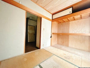 【リフォーム中/1階和室】約4.5帖の和室です。畳の表替え、襖やクロスの張替、照明交換を行います。イグサの香りがする落ち着ける空間となります。玄関横にございますので、客間としての利用も可能です。