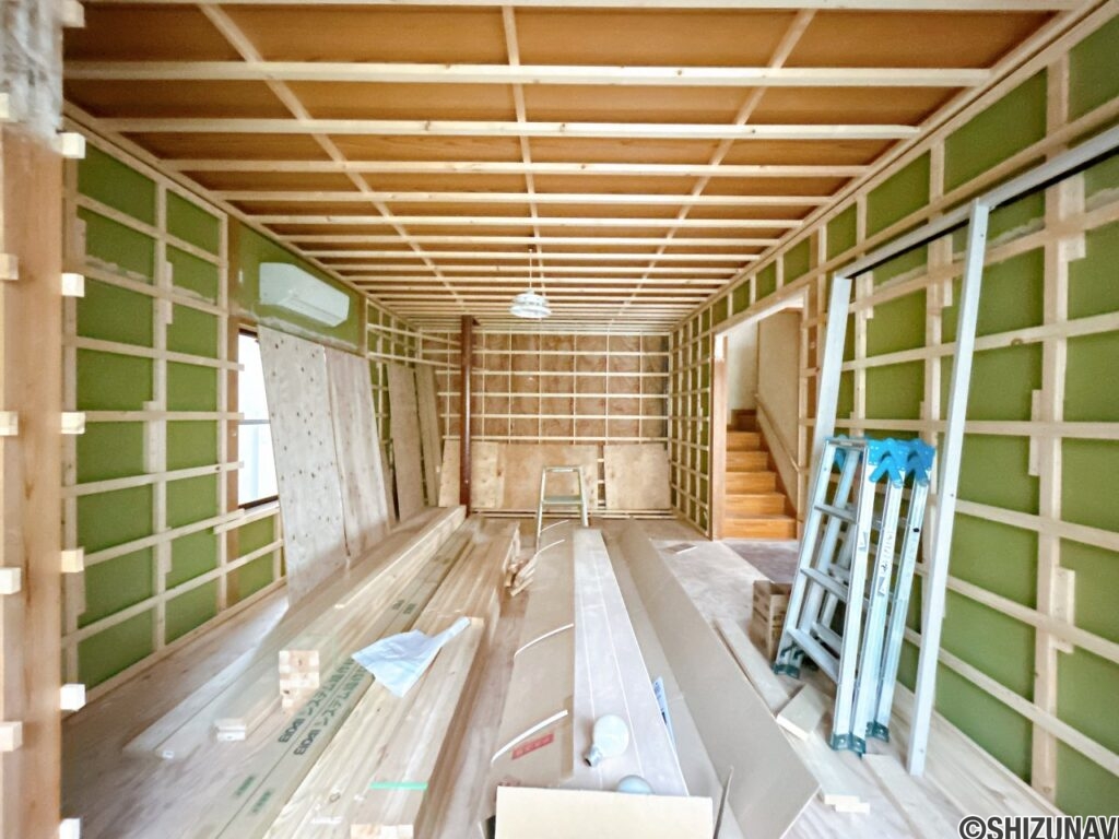 【リフォーム中（4/24）/1階和室】畳を撤去し、フローリング仕上げにすることで約15帖のLDKに変更します。